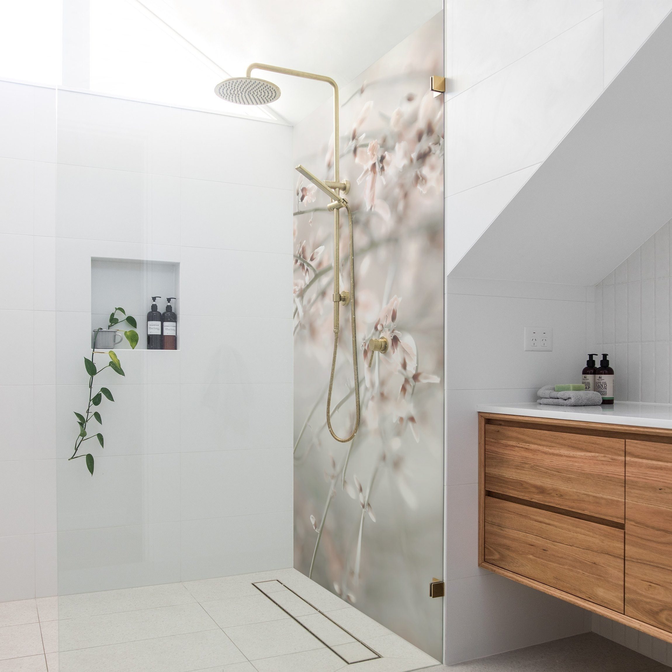 Bilderdepot24 Duschrückwand Landhausstil beige Duschrückwand ohne Bohren Tropisch, (1-tlg., 0,61 mm starke Folie selbstklebend Wandpaneele Dusche versch. Größen), fugenlose & wasserfeste Motiv Rückwand Wandverkleidung für Duschkabine