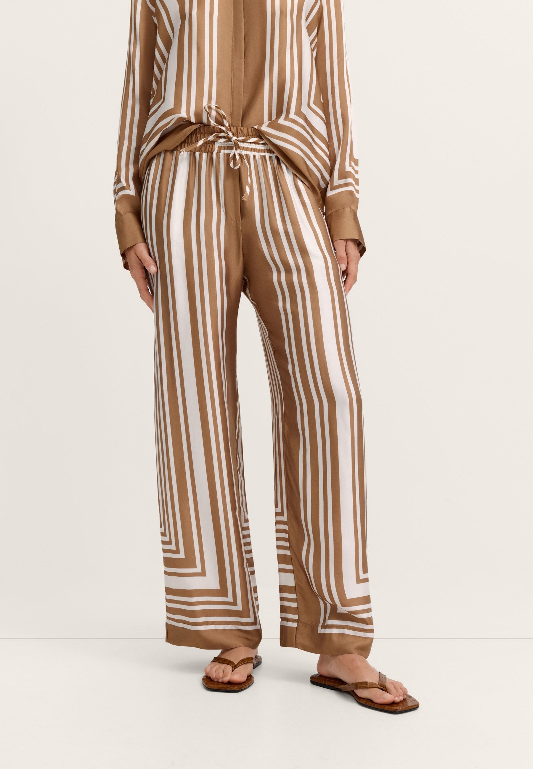 bugatti Stoffhose mit grafischem Print aus Viskose