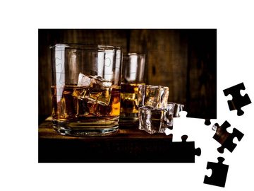 puzzleYOU Puzzle Zwei Whiskey-Gläser auf dunklem Holzhintergrund, 48 Puzzleteile, puzzleYOU-Kollektionen Whisky