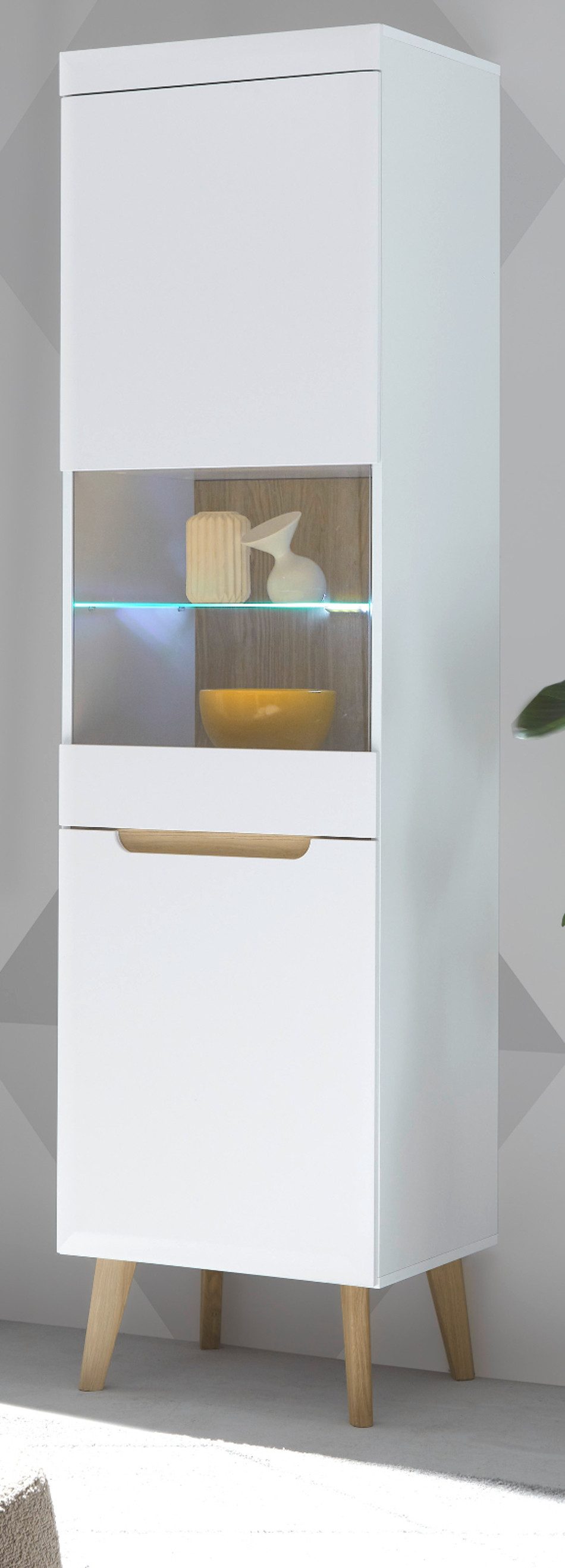 Furn.Design Standvitrine Isgard (Vitrinenschrank in weiß matt mit Scandi Eiche, 53 x 197 cm) Soft-Close-Funktion
