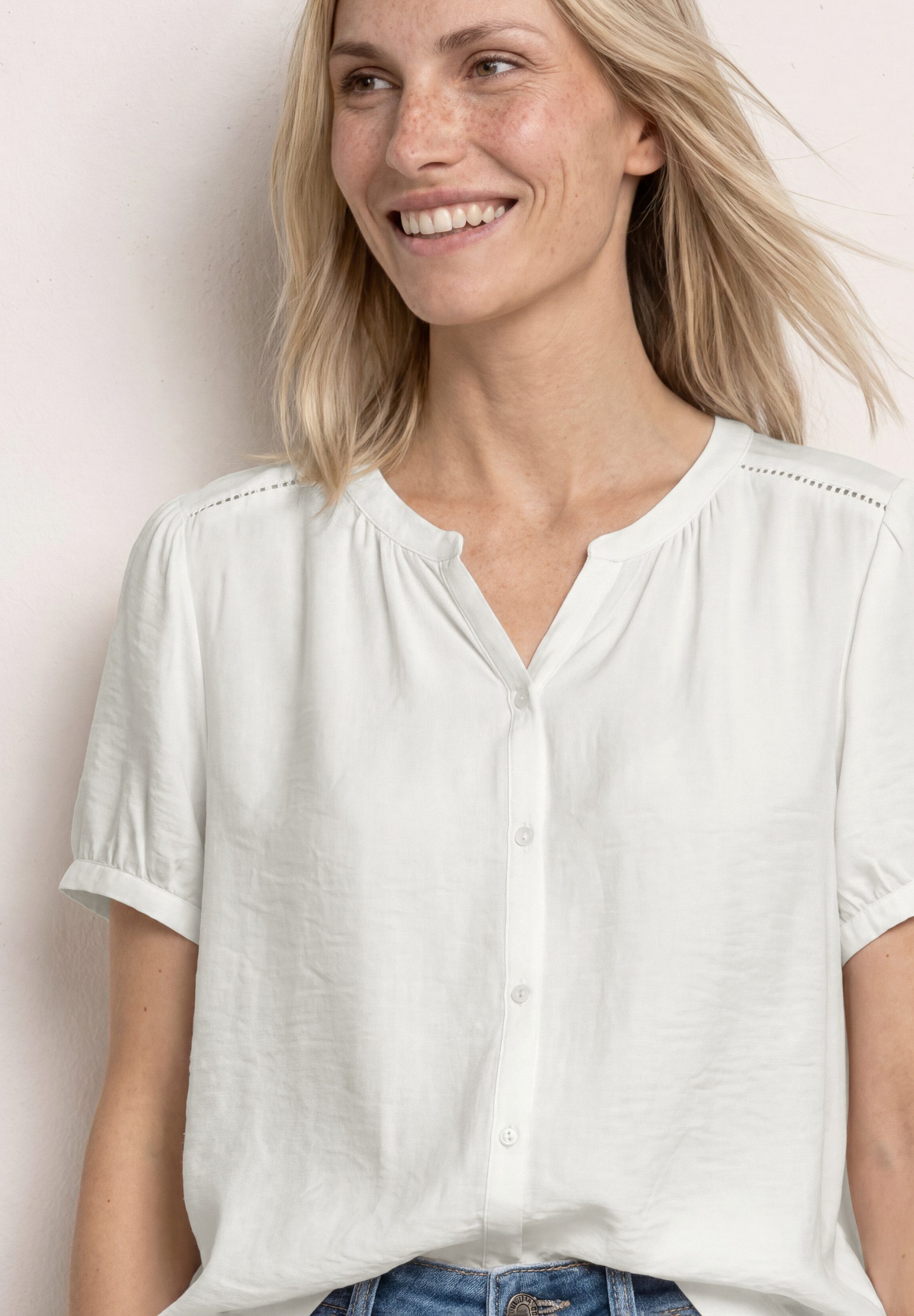 STREET ONE Kurzarmbluse Sommerbluse mit Split Neck und Knöpfen