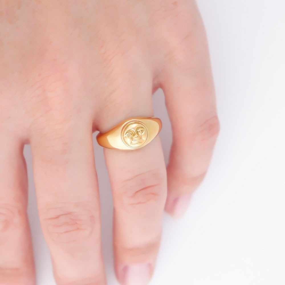 SHELAGO Siegelring - Moon Smile Ring, Damenring aus vergoldetem Edelstahl (1 Ring, inkl. Schmuckverpackung), vergoldeter Edelstahlring für Damen mit grinsendem Mondmotiv