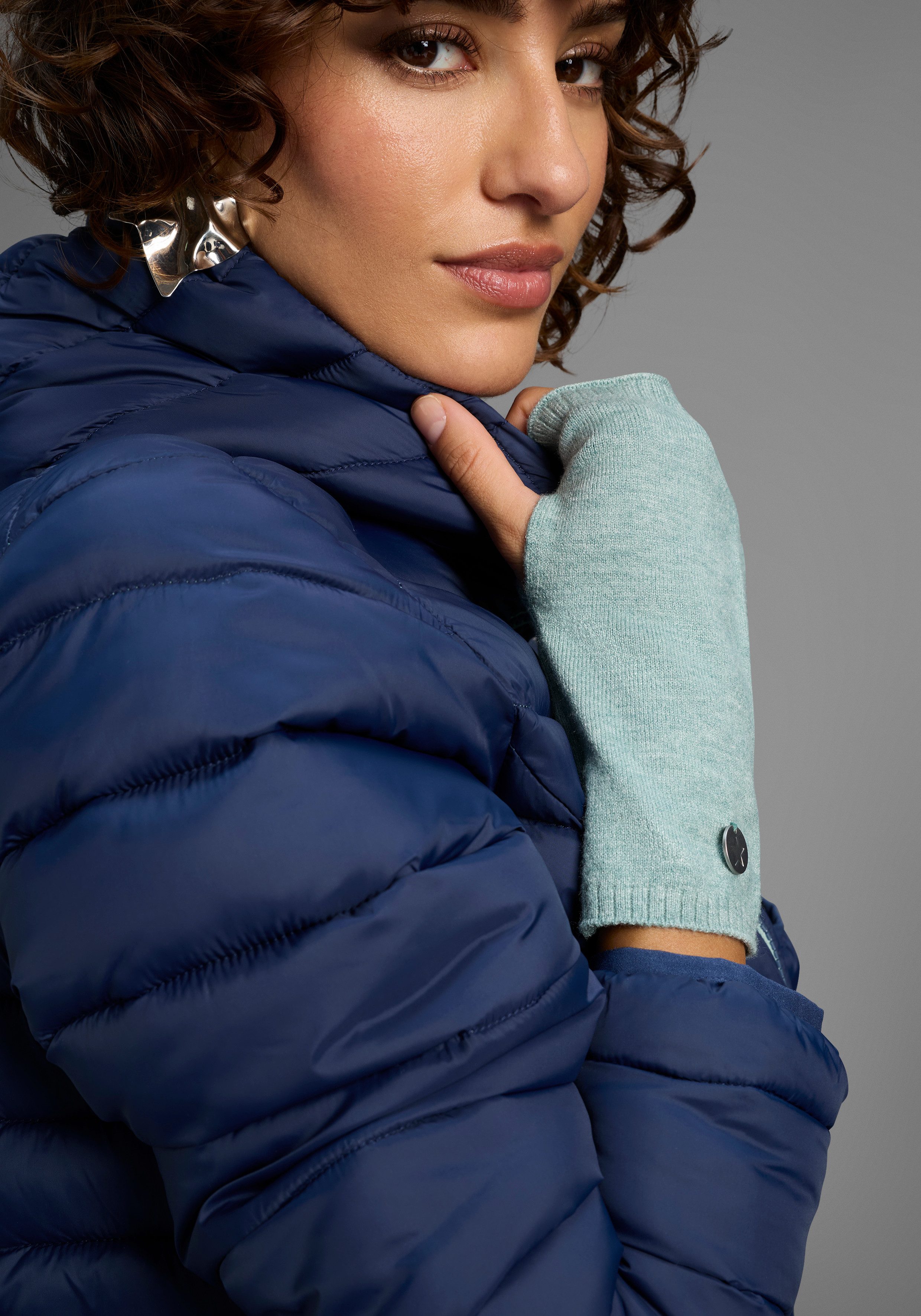 Laura Scott Armstulpen (2-St) aus kuscheligem Strick mit süßem Metall-Badge günstig online kaufen