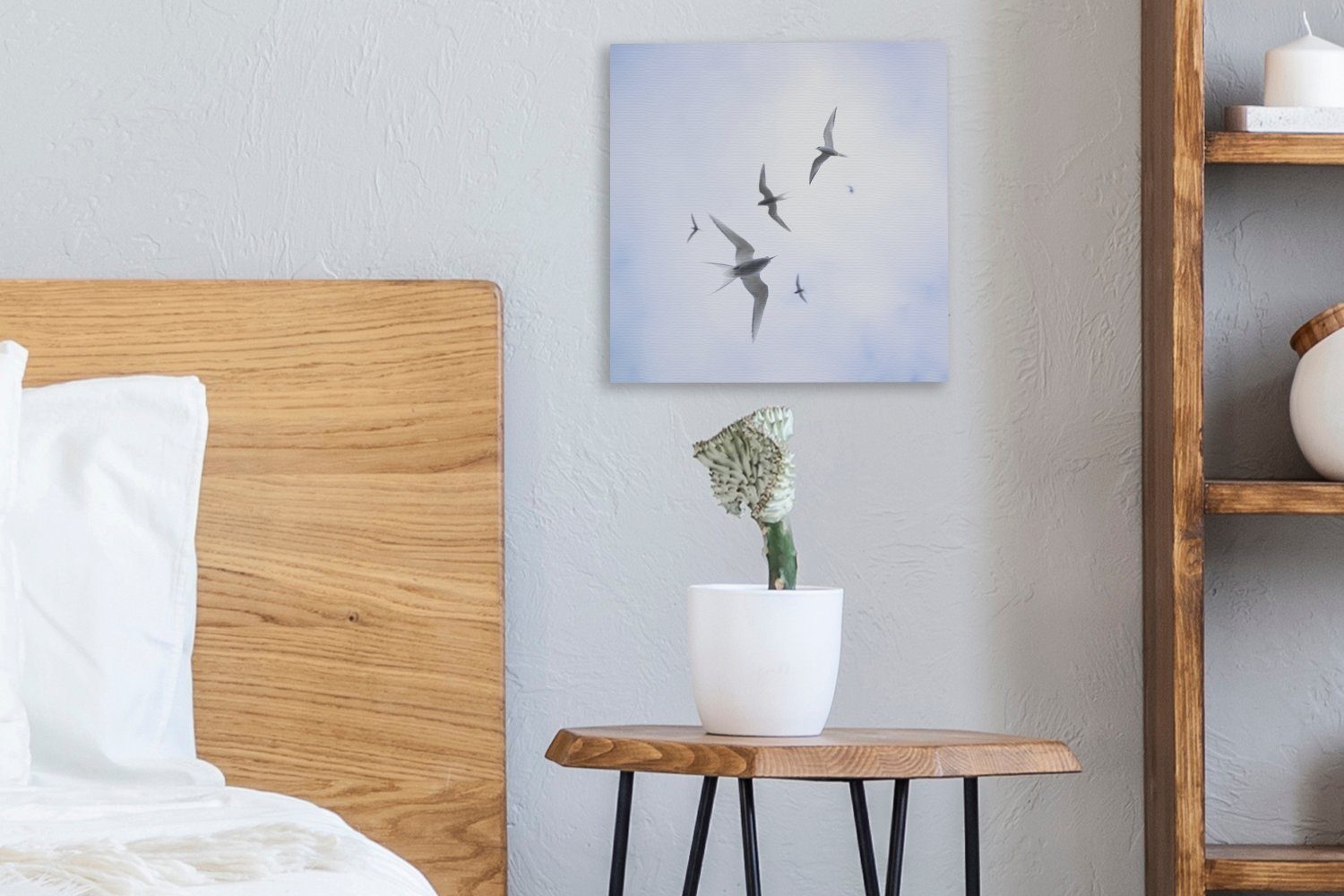 OneMillionCanvasses® Leinwandbild Küstenseeschwalben fliegen St), bewölktem Bilder für Schlafzimmer Wohnzimmer (1 Leinwand Himmel, bei