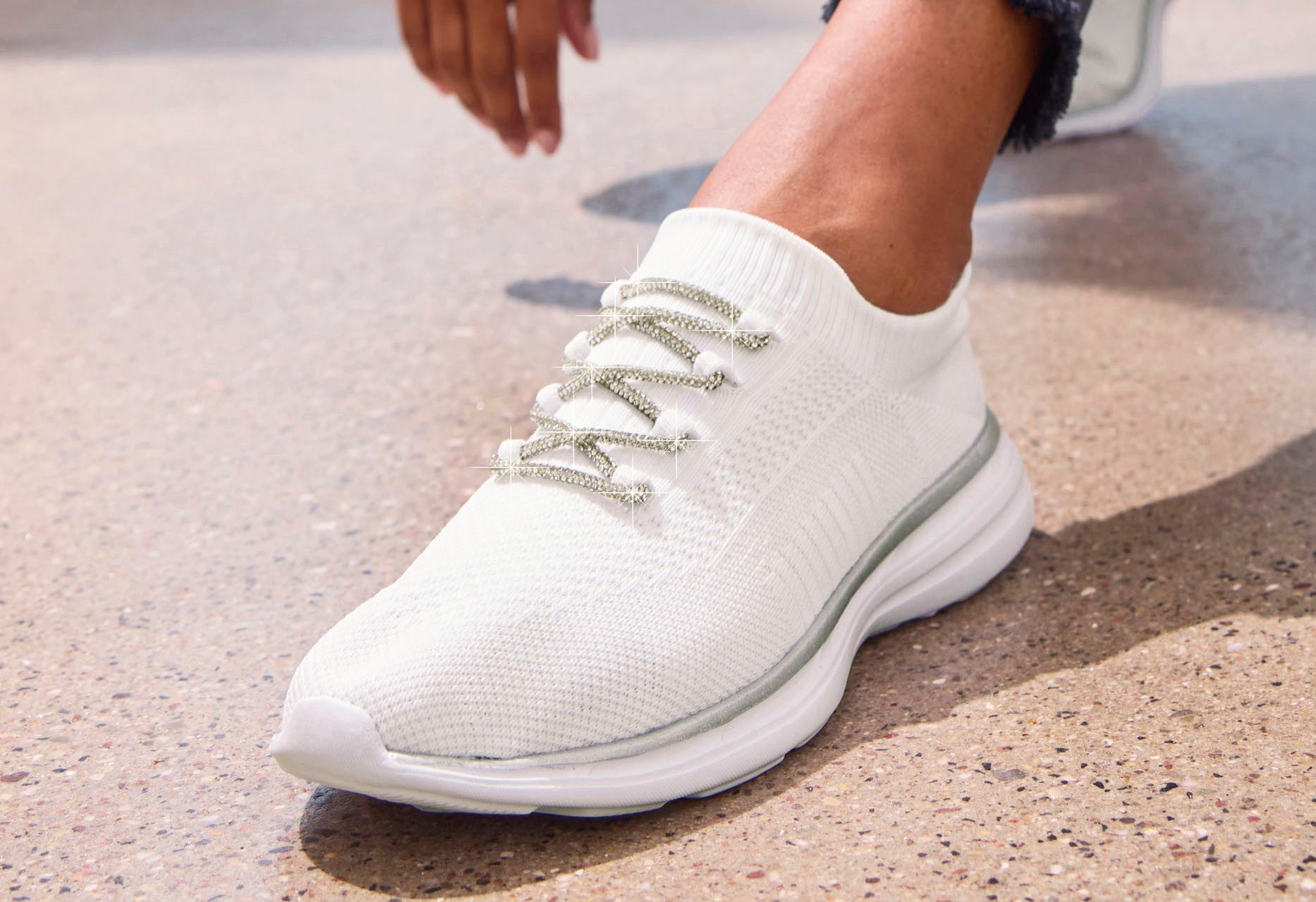 LASCANA Sneaker mit modischer Glitzerschnürung VEGAN günstig online kaufen