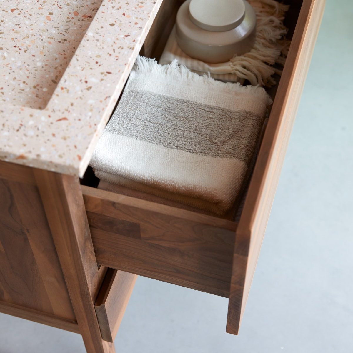 Tikamoon Waschtisch Badezimmerschrank aus Nussbaum massiv und rosa Premium-Terrazzo Edgar