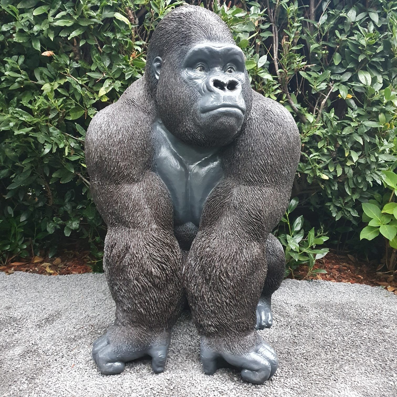 Aspinaworld Gartenfigur Große Gorilla Figur sitzt auf der lauer 110 cm