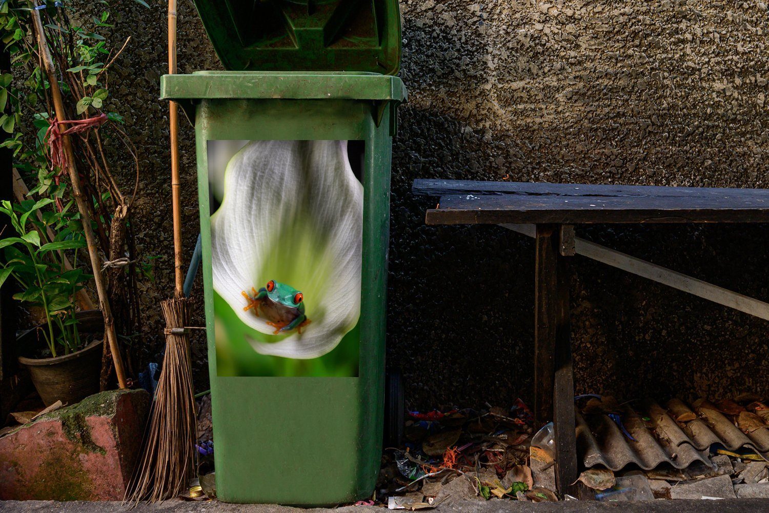 in einer Abfalbehälter Nahaufnahme Frosches MuchoWow Mülleimer-aufkleber, Blume St), Sticker, (1 Wandsticker eines Container, Mülltonne,