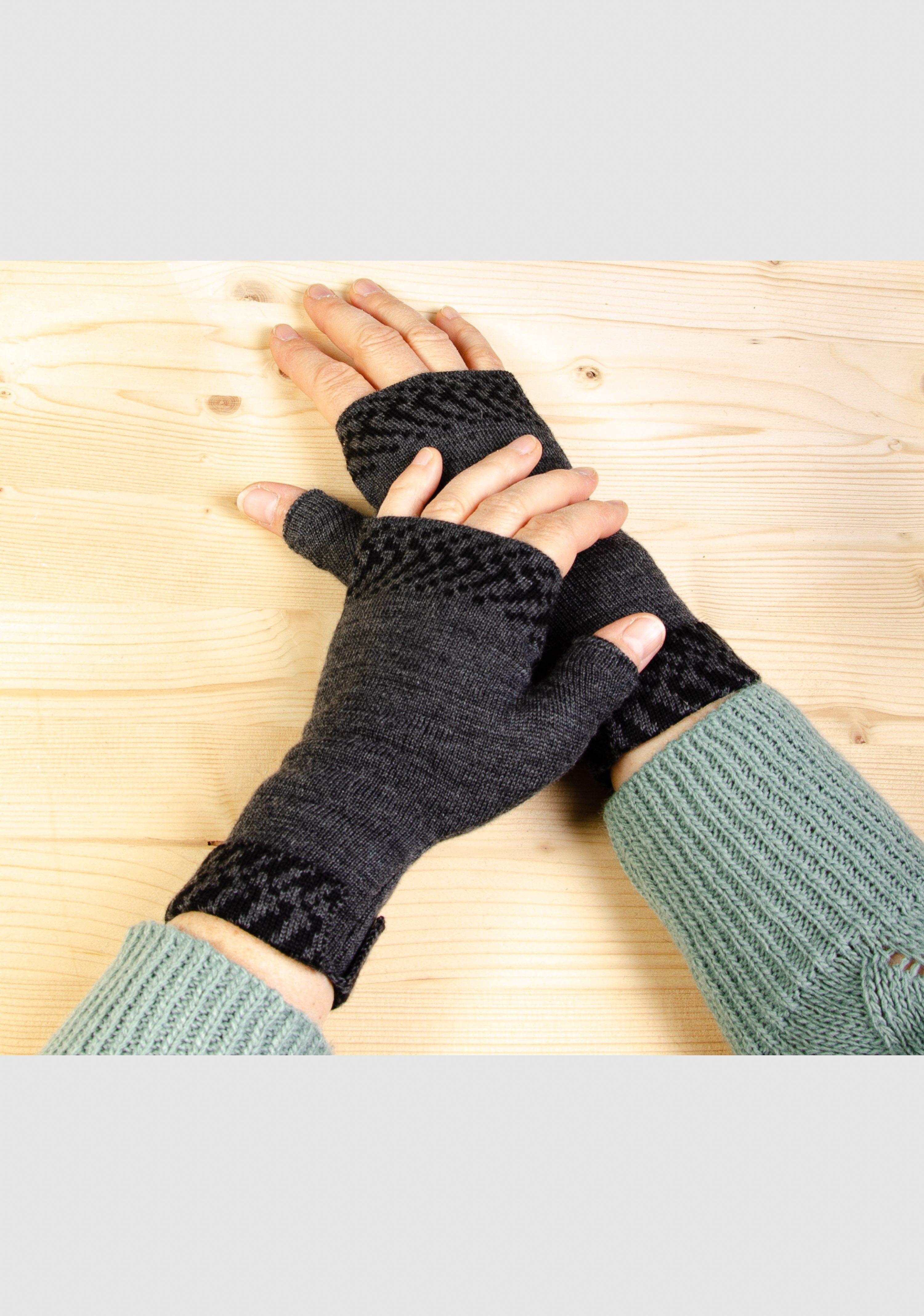 Pixel Handwärmer Merino slow fashion Strickhandschuhe extrasoft aus in Farben vielen Merino LANARTO 100% anthrazit_schwarz