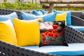 MuchoWow Dekokissen Rote Mohnblumen vor schwarzem und weißem Hintergrund, Kissenbezüge, Kissenhülle, Dekokissen, Dekokissenbezug, Outdoor