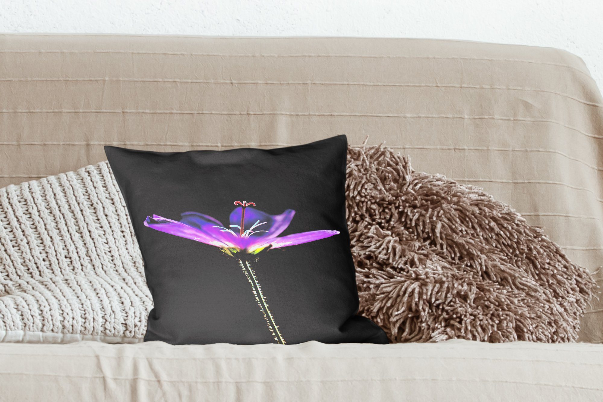 Eine lila Schlafzimmer, Zierkissen Hintergrund, für auf Geranie Deko, Sofakissen MuchoWow Dekokissen Wohzimmer, Füllung schwarzem mit