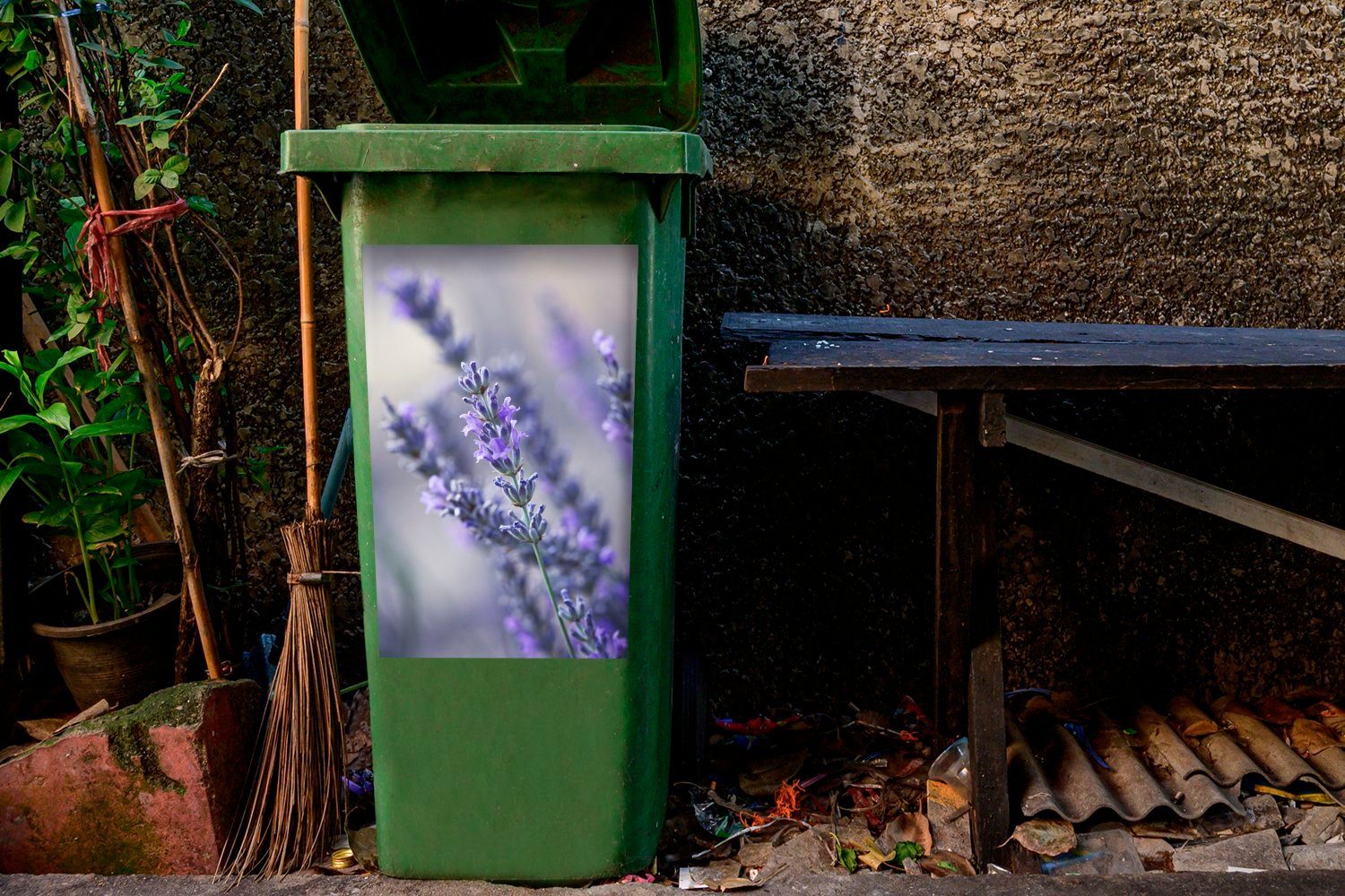 Mülltonne, Sticker, verblassten St), einer Wandsticker einem Blüte (1 Nahaufnahme Container, lavendelfarbenen vor Mülleimer-aufkleber, MuchoWow Abfalbehälter
