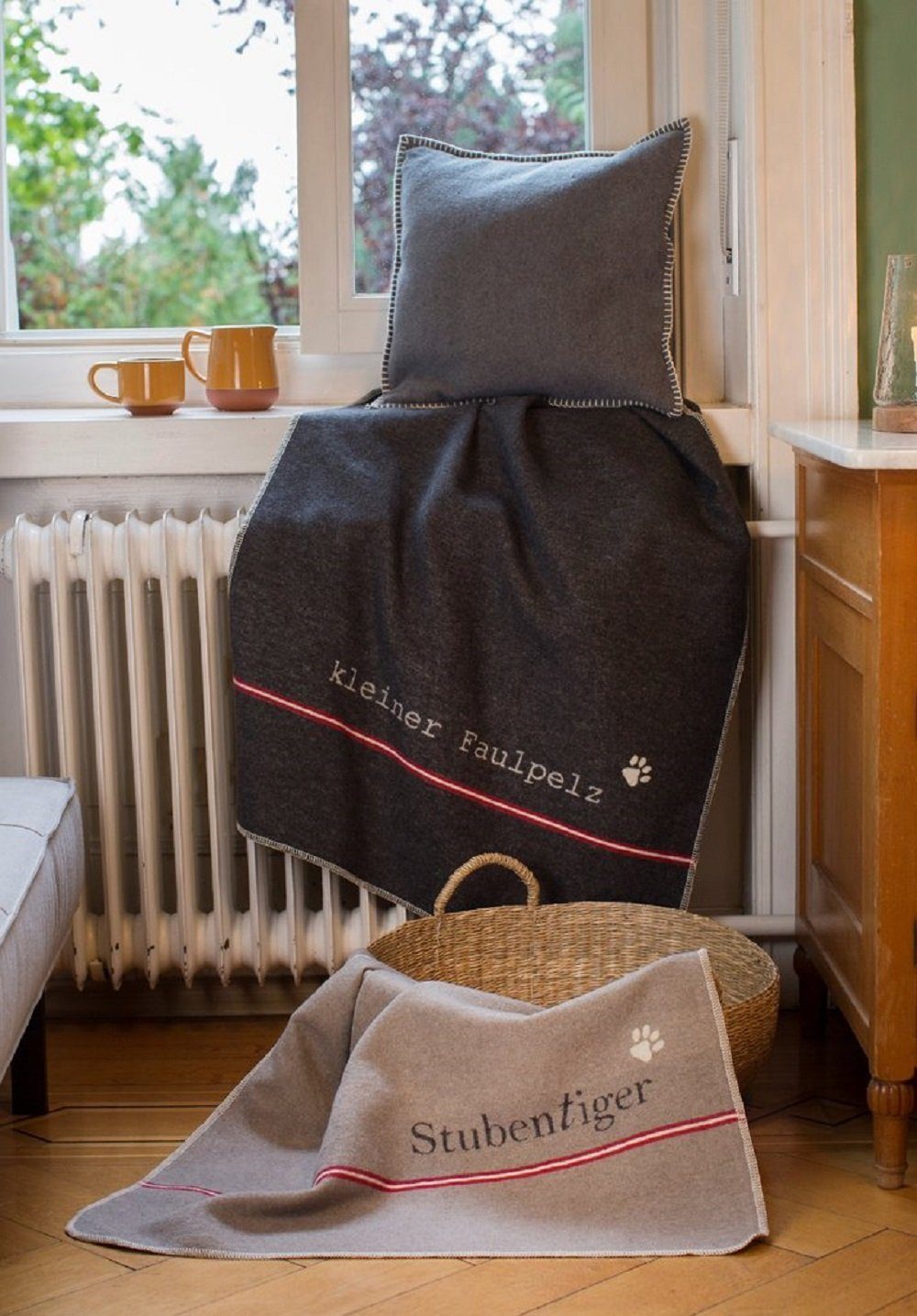 DAVID FUSSENEGGER Tierdecke 'kleiner Faulpelz' 70 x 90 cm Anthrazit