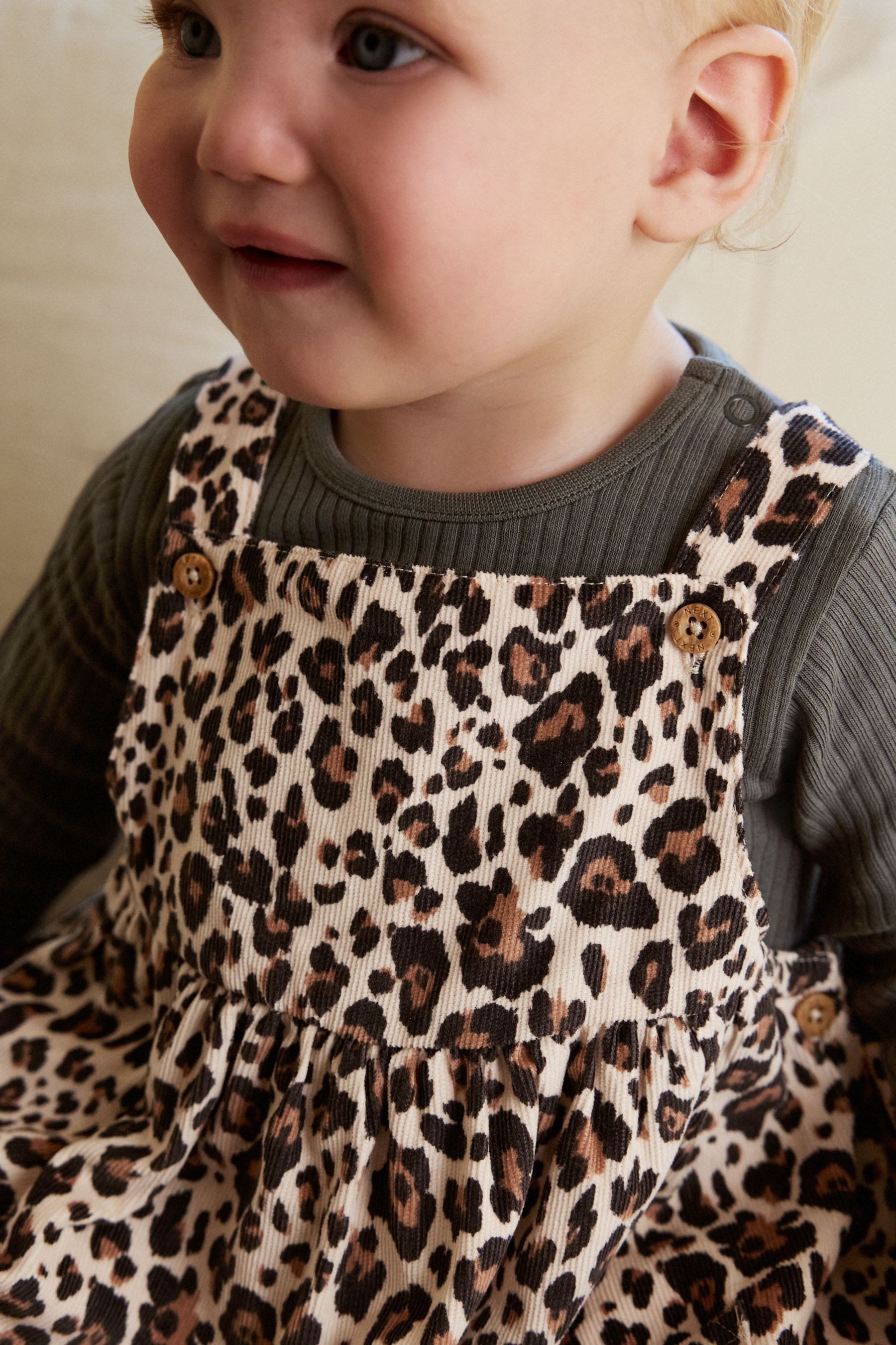 Next Latzkleid Baby-Set: Latzkleid, Langarm-Bodysuit, Strumpfhose (3-tlg)