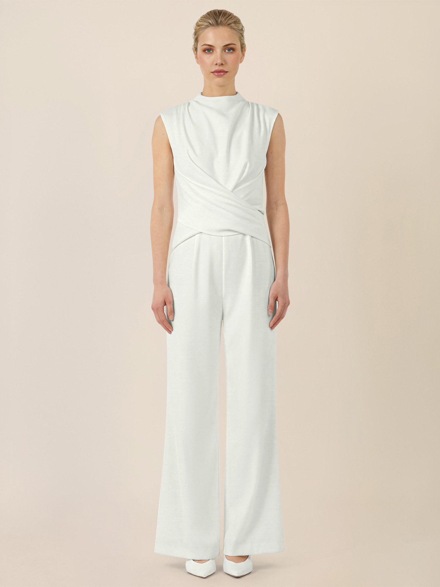 Apart Jumpsuit mit Wickeleffekt und weitem Bein
