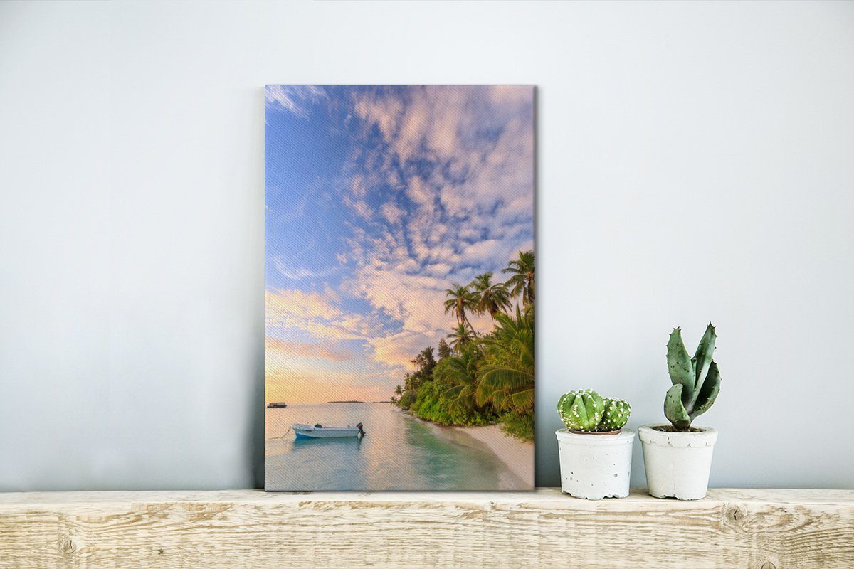 auf Strand einem inkl. 20x30 Malediven, fertig bespannt Leinwandbild Zackenaufhänger, Leinwandbild (1 über OneMillionCanvasses® den cm Sonnenuntergang St), Gemälde,