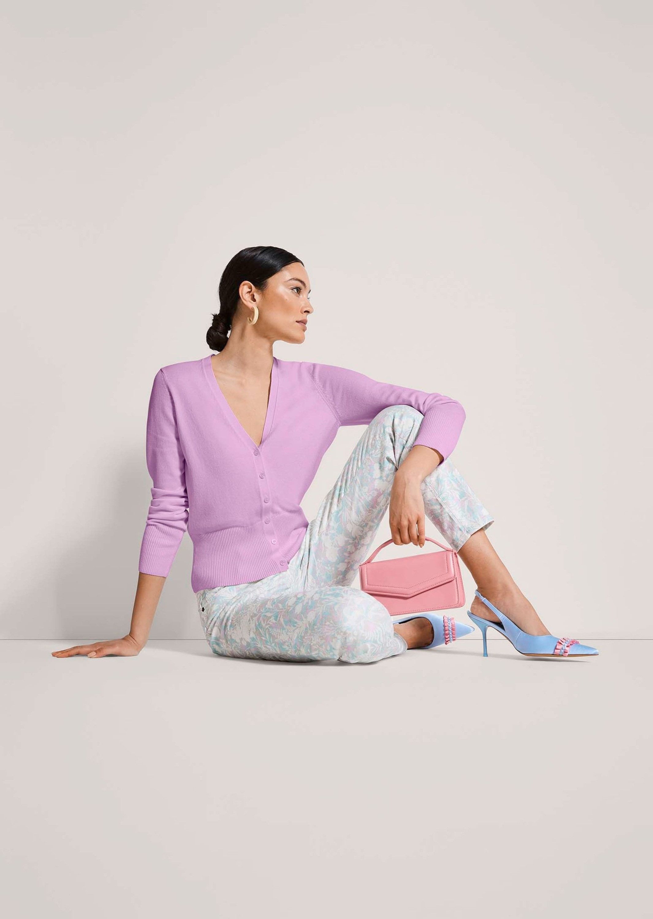 MADELEINE Strickjacke Eleganter Viskose-Cardigan mit Knopfleiste Jacke im schlanken Schnitt mit V-Ausschnitt, Rippenbündchen – Bild 3 von 5