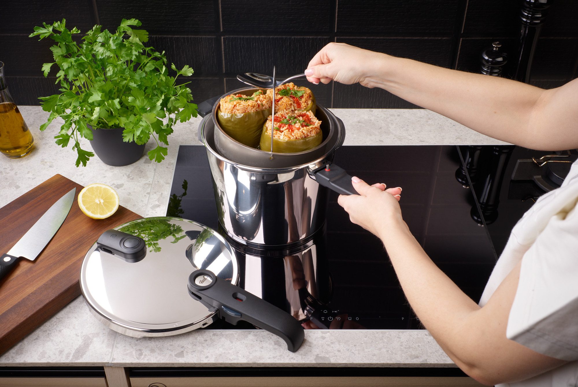 Fissler Schnellkochtopf Vitaquick® Edition, Edelstahl 18/10 (Set, 2-tlg., Schnellkochtopf 4,5 oder 6 Liter mit Deckel und Dünsteinsatz), Made in Germany, mit gelochtem Einsatz