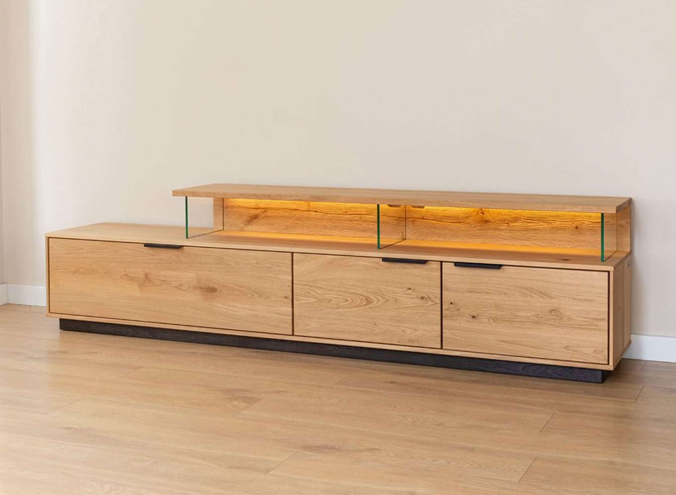 Feldmann-Wohnen Lowboard Tirano (3-türig, mit offnen Fächern, 1 St., Massivholz, geölte Oberfläche), 200x39x52cm 3-türig Eiche Natur