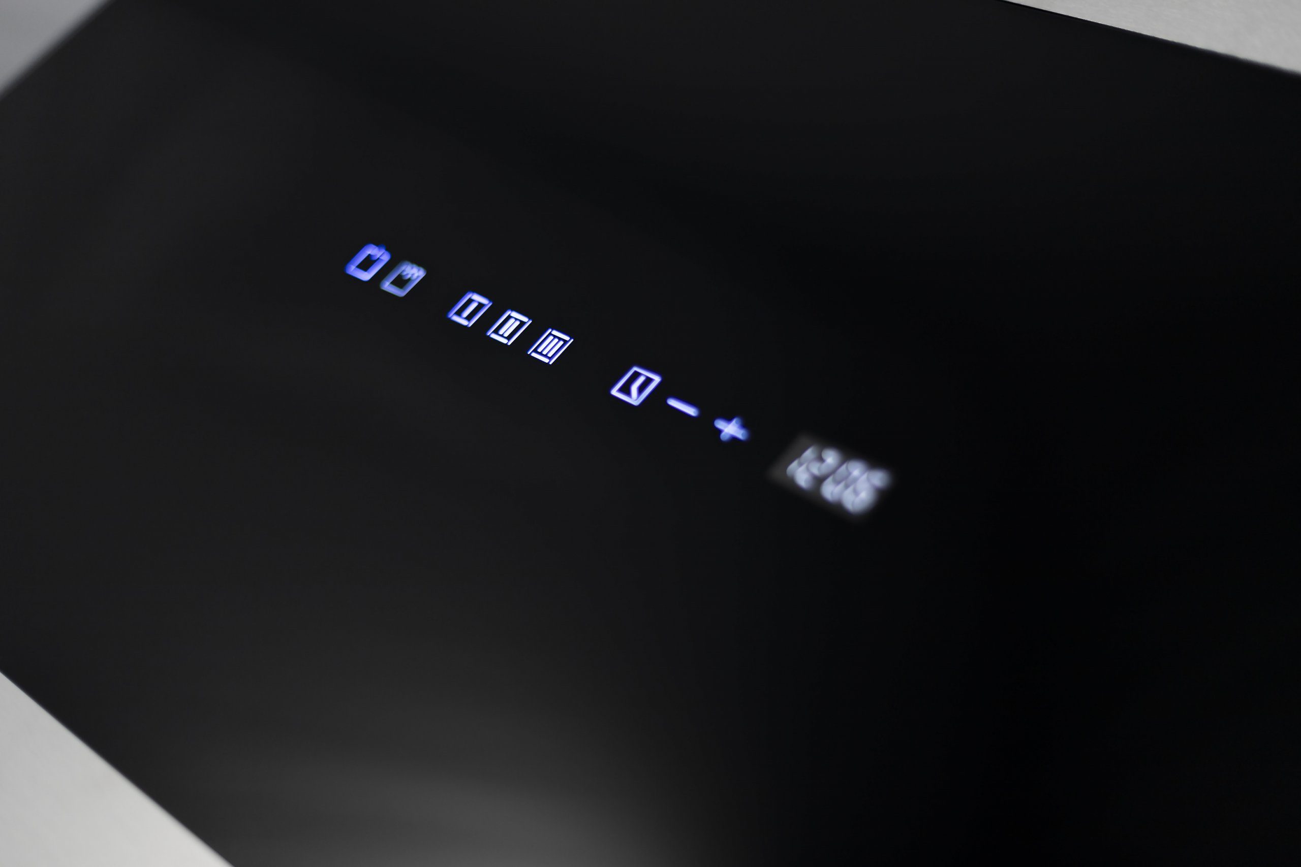 Kaiser Küchengeräte Wandhaube AT 8435 Dunstabzugshaube 80cm kopffrei Wandhaube 1250m³/h AT 8435 Dunstabzugshaube 80cm kopffrei Wandhaube 1250m³/h, Dunstabzugshaube kopffrei, 80 cm, Schwarz Glas Edelstahl, 1250 m³/h