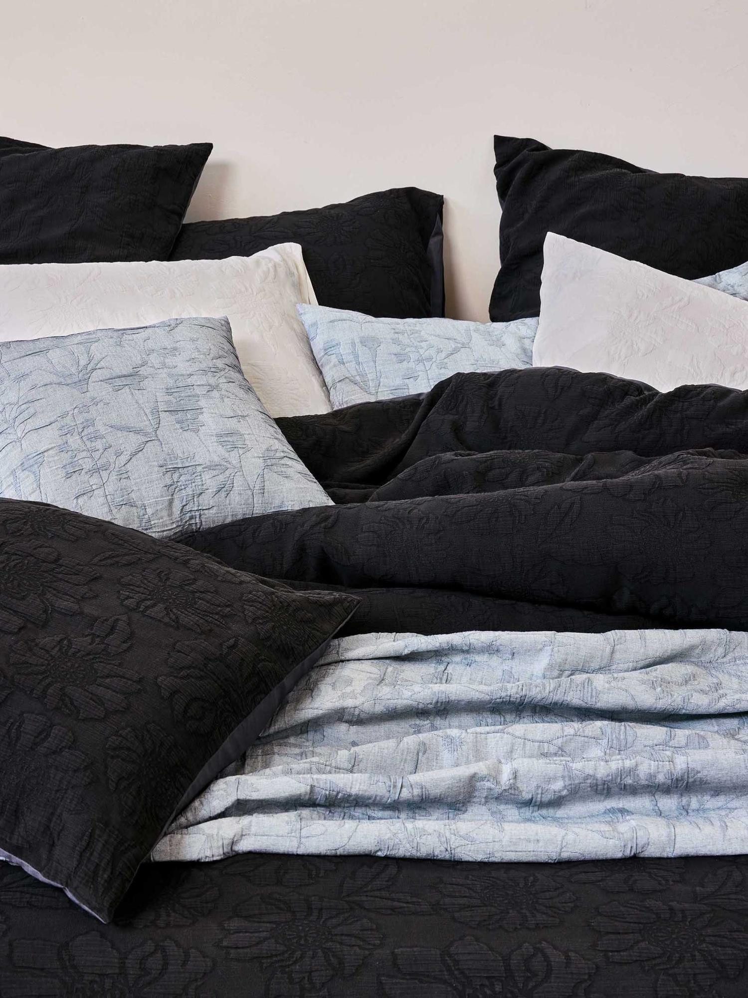 Essenza Tagesdecke Philippine, Matelassé mit Blumenmuster