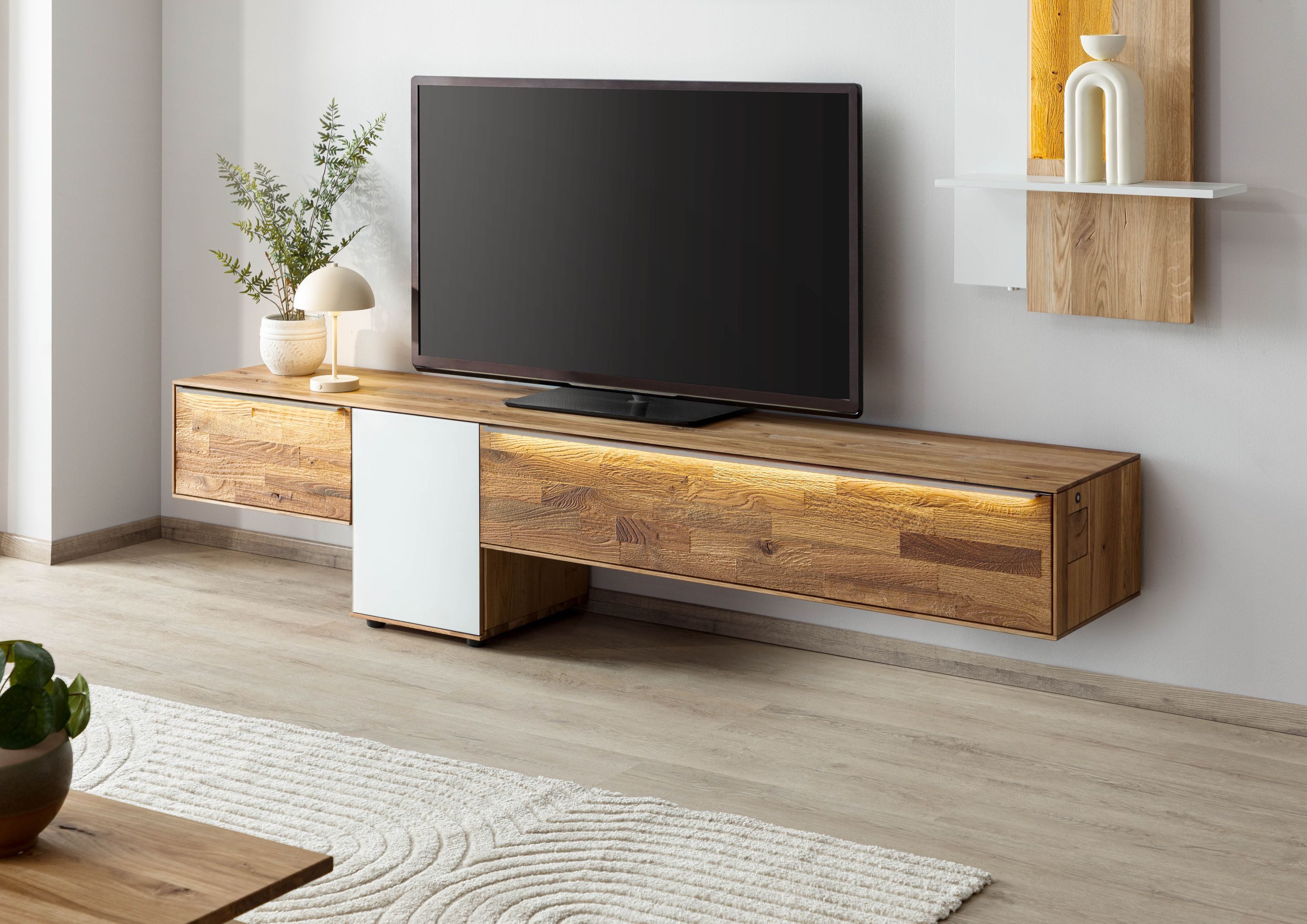 Massivmoebel24 Lowboard WIEN (Massivholz), Wildeiche 220x43x55 natur geölt / Glas weiß WIEN #107