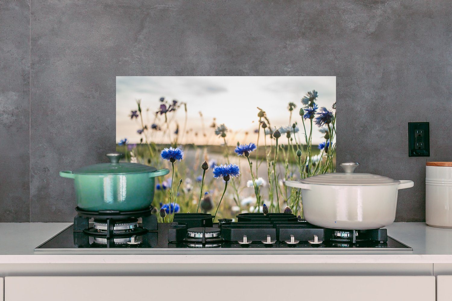 - Sommer - Temperaturbeständig aus - Wolken, - Kornblume (1-tlg), Herdblende Sonne MuchoWow cm, - Blumen 60x40 küchen Küchenrückwand Blau Wandschutz,