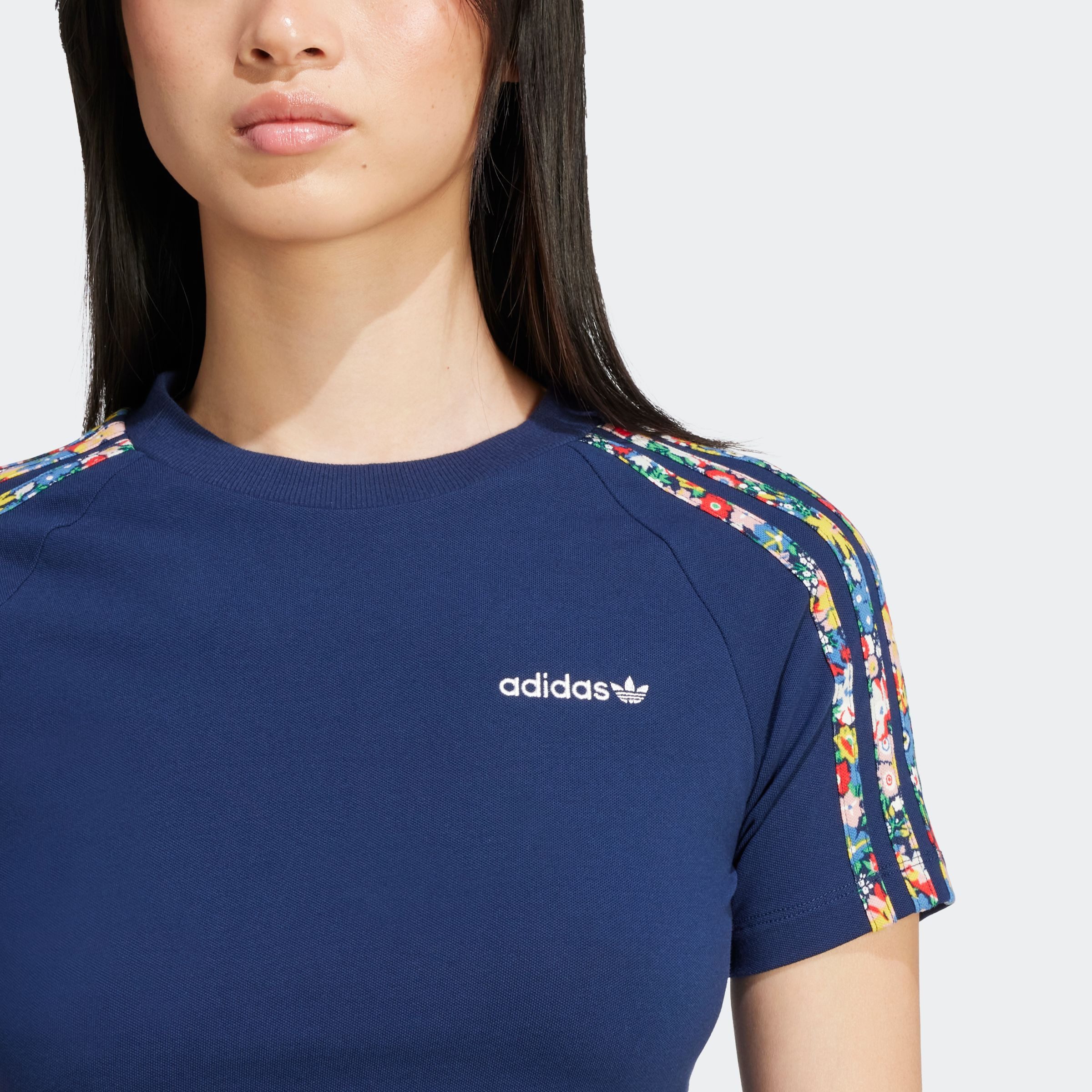 adidas Originals T-Shirt ADIDAS ORIGINALS X LIBERTY LONDON 3-STREIFEN INFILL BABY sportlicher Schnitt, mit 3-Streifen und Blumenprint, aus Pikee