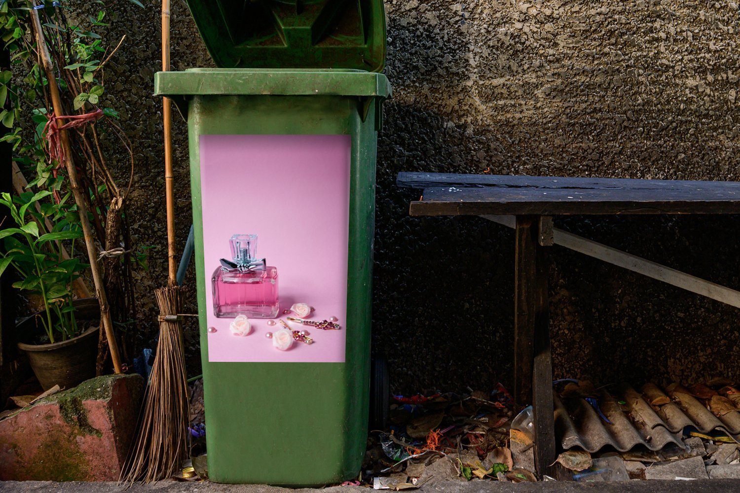 Parfüm Wandsticker St), rosa Abfalbehälter Mülltonne, MuchoWow (1 Eine Mülleimer-aufkleber, Flasche Sticker, Container,