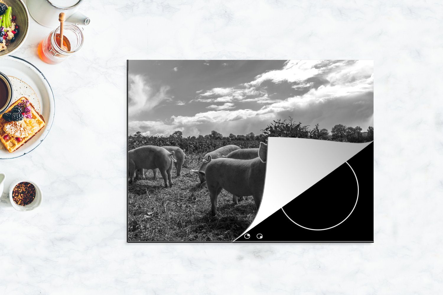 Ceranfeldabdeckung Herdblende-/Abdeckplatte Wiese tlg), nutzbar, cm, MuchoWow 70x52 einer Schweine weiß, Mobile und schwarz (1 Arbeitsfläche - auf Vinyl,