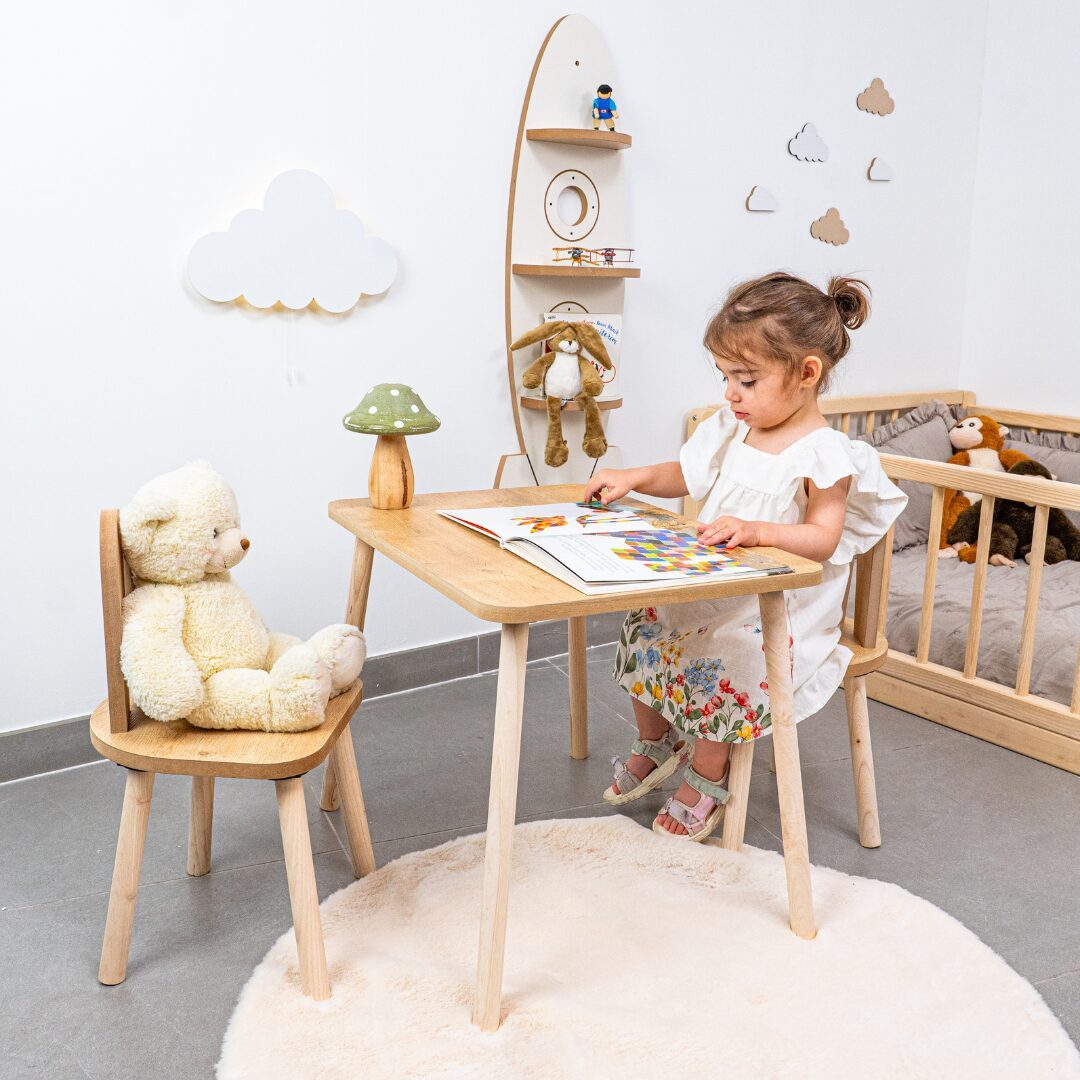 COZYCOLLECTIONS Kindersitzgruppe Kindertisch-Set mit Tiermotiv-Stühlen aus Naturholz, (Kindertisch-Set, 3-tlg., 3-teilig (1 Tisch + 2 Stühle), Montessori-Design: fördert Selbstständigkeit, Ordnung & Kreativität