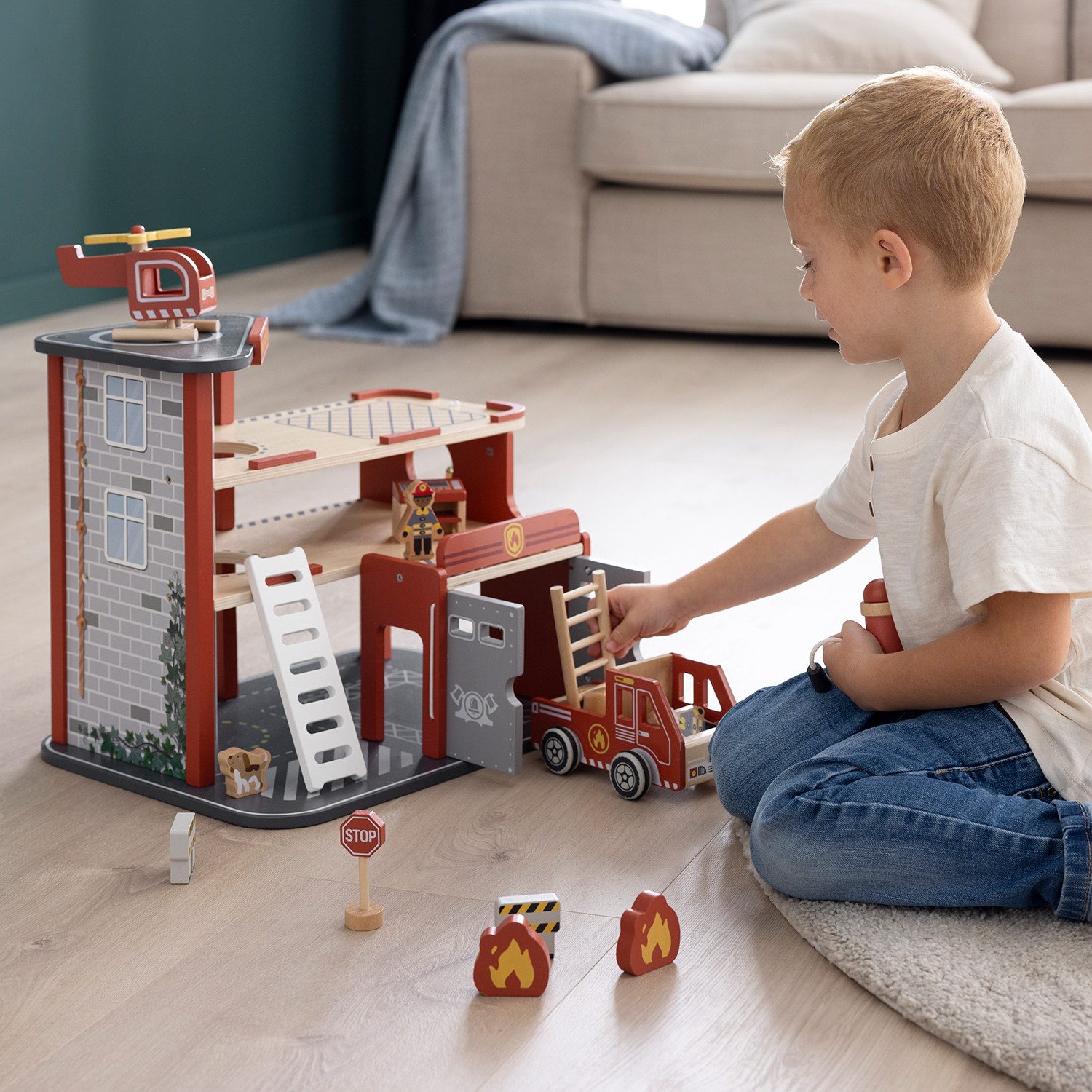 Le Toy Van TV453 Spielzeug-Feuerwache, FSC-zertifiziertes Holz Mit Feuerwehrauto Hubschrauber Garage Aufzug Und Notrufglocke Fuer Kinder Ab 3 Jahren