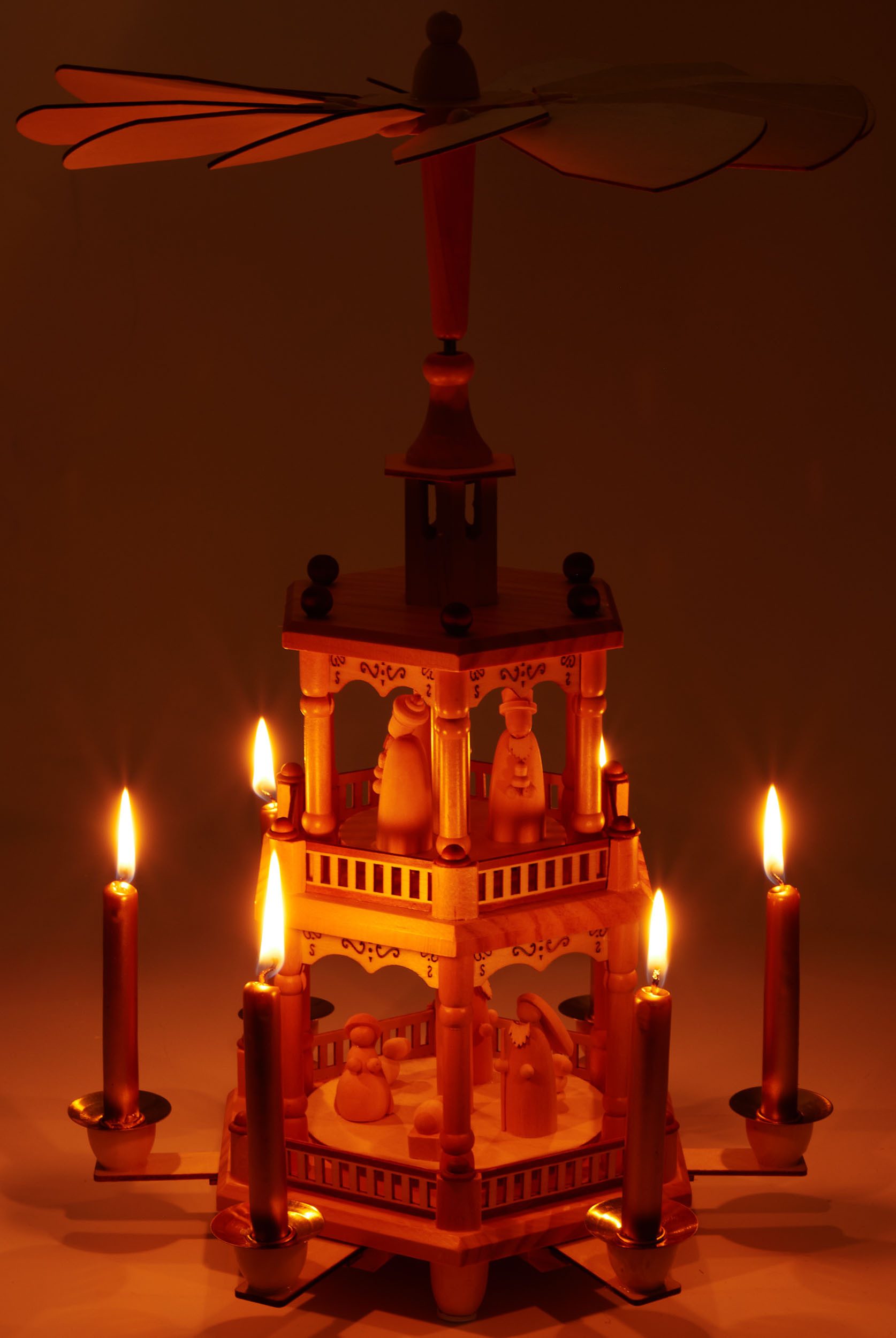 BRUBAKER Weihnachtspyramide 43 cm große Holzpyramide für Weihnachten - drehbare Tischpyramide, Weihnachtspyramide mit Holzfiguren - Weihnachtsdekoration Braun