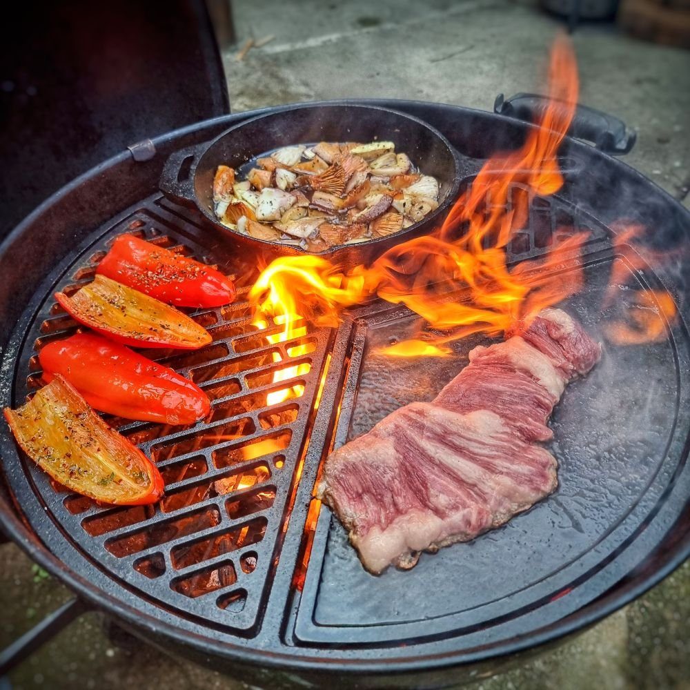 BBQ-Toro Grillrost Gusseisen Plancha Set mit Grillrost und Grillplatte, Ø 54,5cm, Rahmen mit zwei Grillrosteinsätzen und einem Grillplatteneinsatz