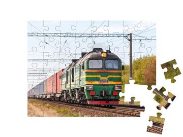 puzzleYOU Puzzle Eine Diesellokomotive zieht einen Güterzug, 48 Puzzleteile, puzzleYOU-Kollektionen Eisenbahn
