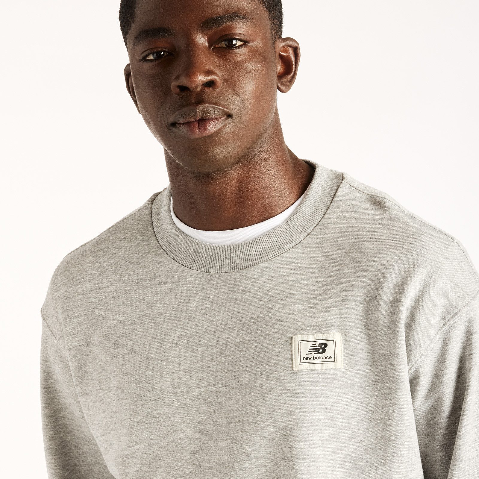 New Balance Sweatshirt WOVEN LABEL CREW klassischer Schnitt, mit Grafik-Print auf dem Rücken