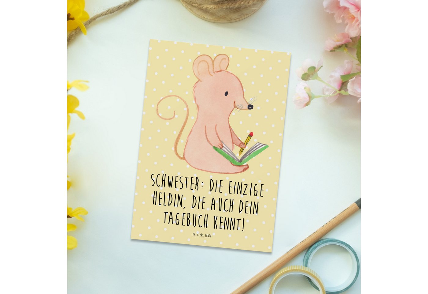 Thumbnail - Mr. & Mrs. Panda Postkarte Schwester Heldin - Gelb Pastell - Geschenk, Familie, Schwesterbeziehu
