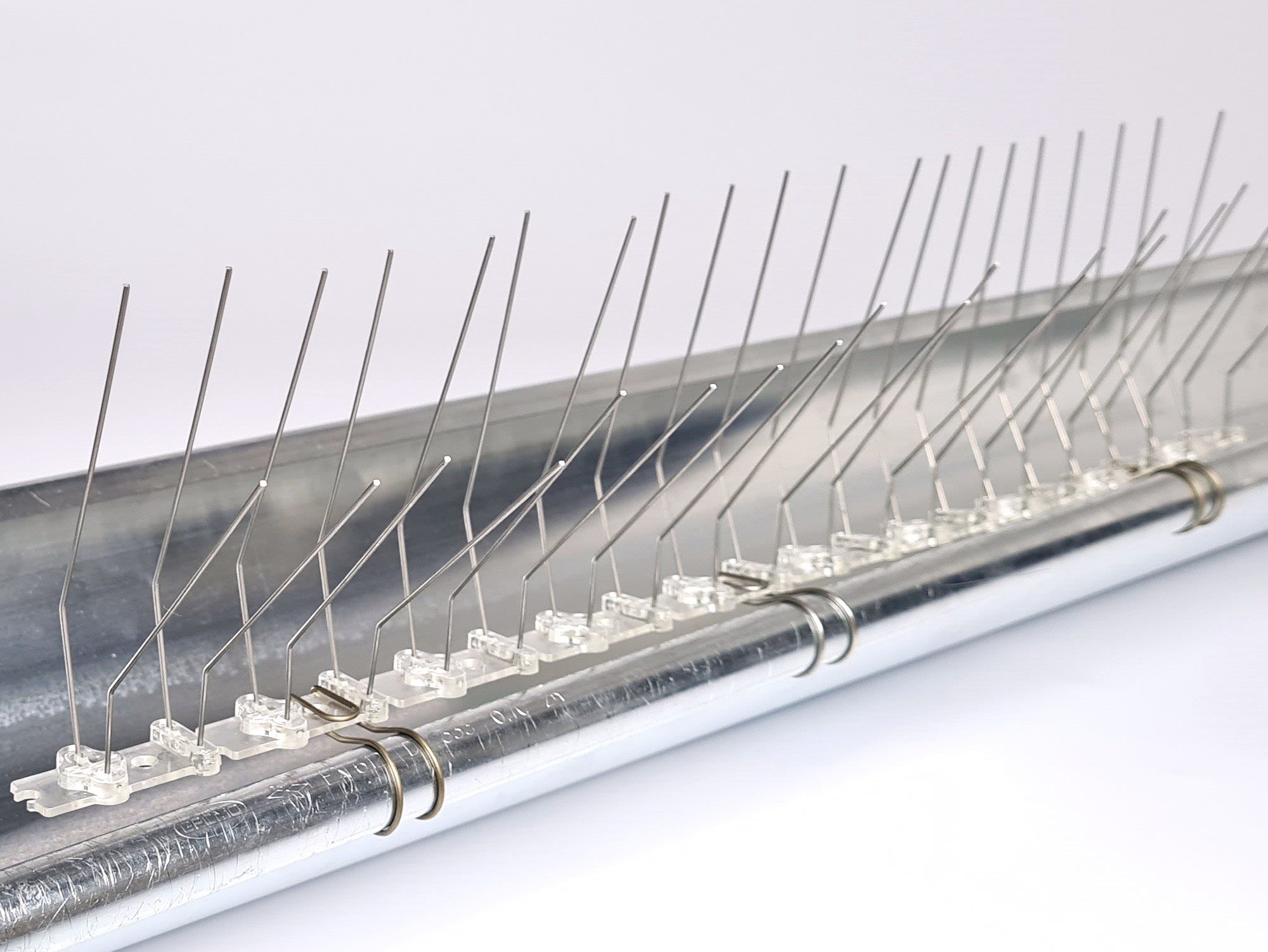 SAFA Taubenspikes 0,5 Meter Dachrinnenschutz/ Taubenabwehr inkl. 3 Befestigungsclips, Clips sind verträglich mit Dachrinnen aus Edelstahl/Kupfer/Blei