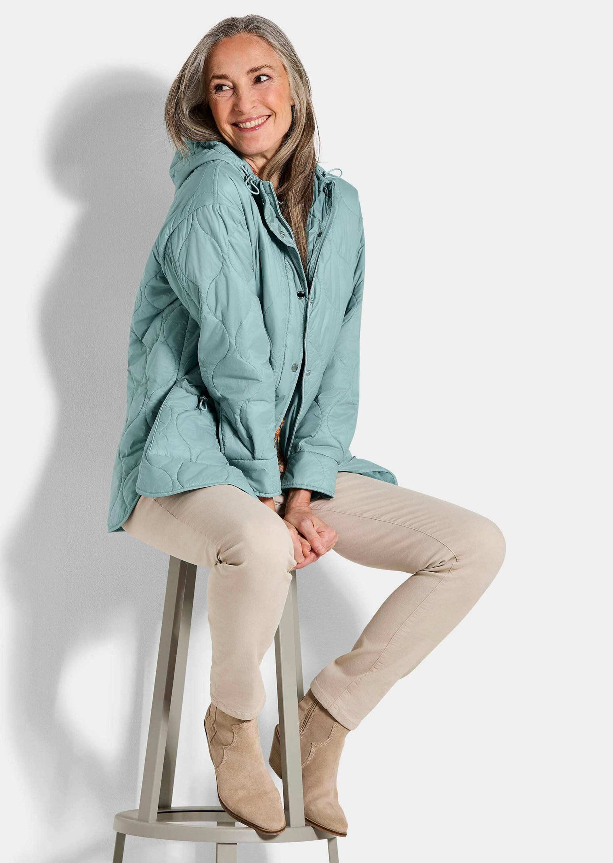 GOLDNER Steppjacke Stilvolle Übergangsjacke mit Kapuze Winterjacke mit Knöpfen, Reißverschluss, Taschen und Langarm – Bild 4 von 5