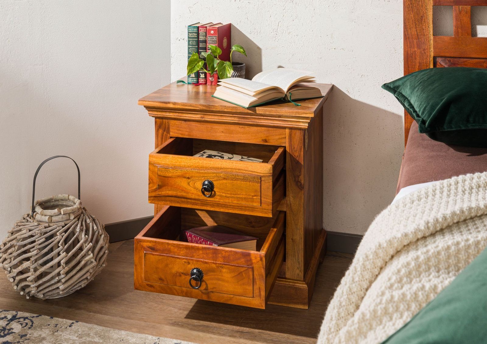 Massivmoebel24 Nachttisch OXFORD (mit Schubladen im Landhausstil, braun lackiert 52x40x54 Akazie), Metallleisten mit Noppen;Urtümliche Haltekeile;detailreich