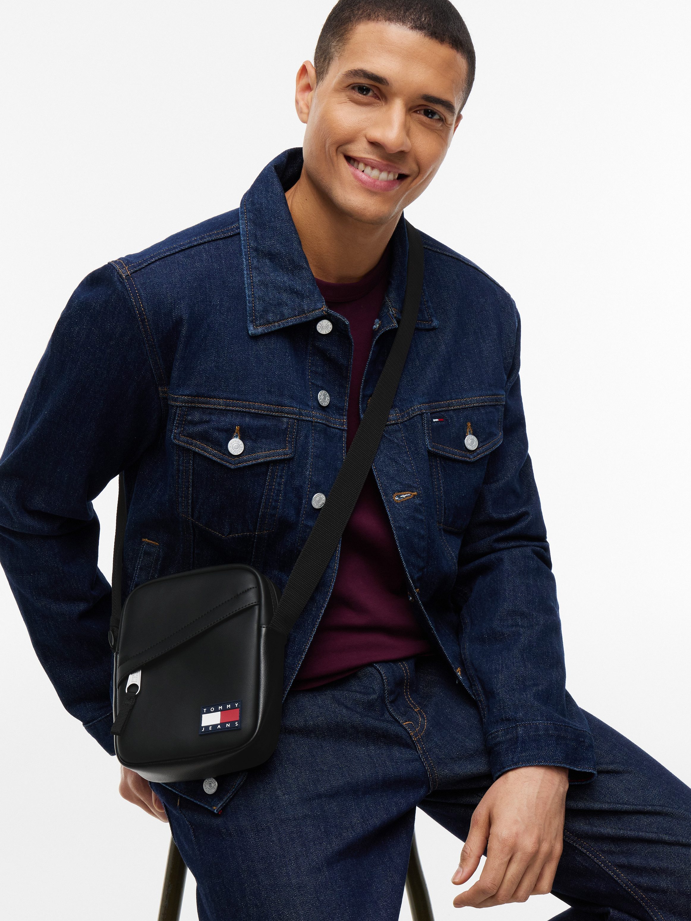 Tommy Jeans Umhängetasche TJM DAILY PU REPORTER, Schultertasche, Crossbodybag mit Logoaufnäher