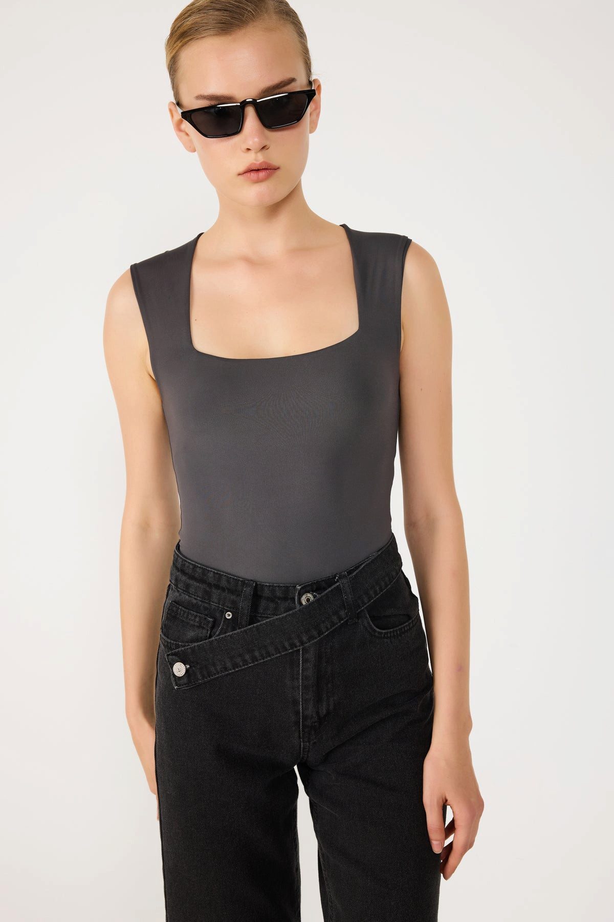 Kurzarmbody Body mit eckigem Schnitt und tiefem Ausschnitt