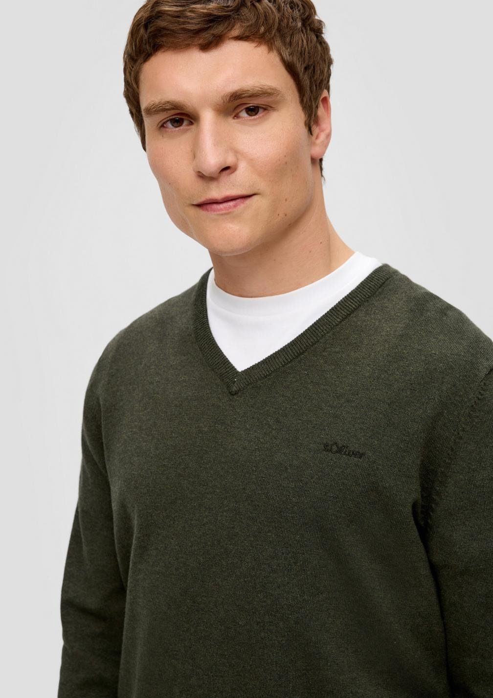 s.Oliver V-Ausschnitt-Pullover Casual (1-tlg) mit V-Ausschnitt und Logo-Stickerei, Feinstrick