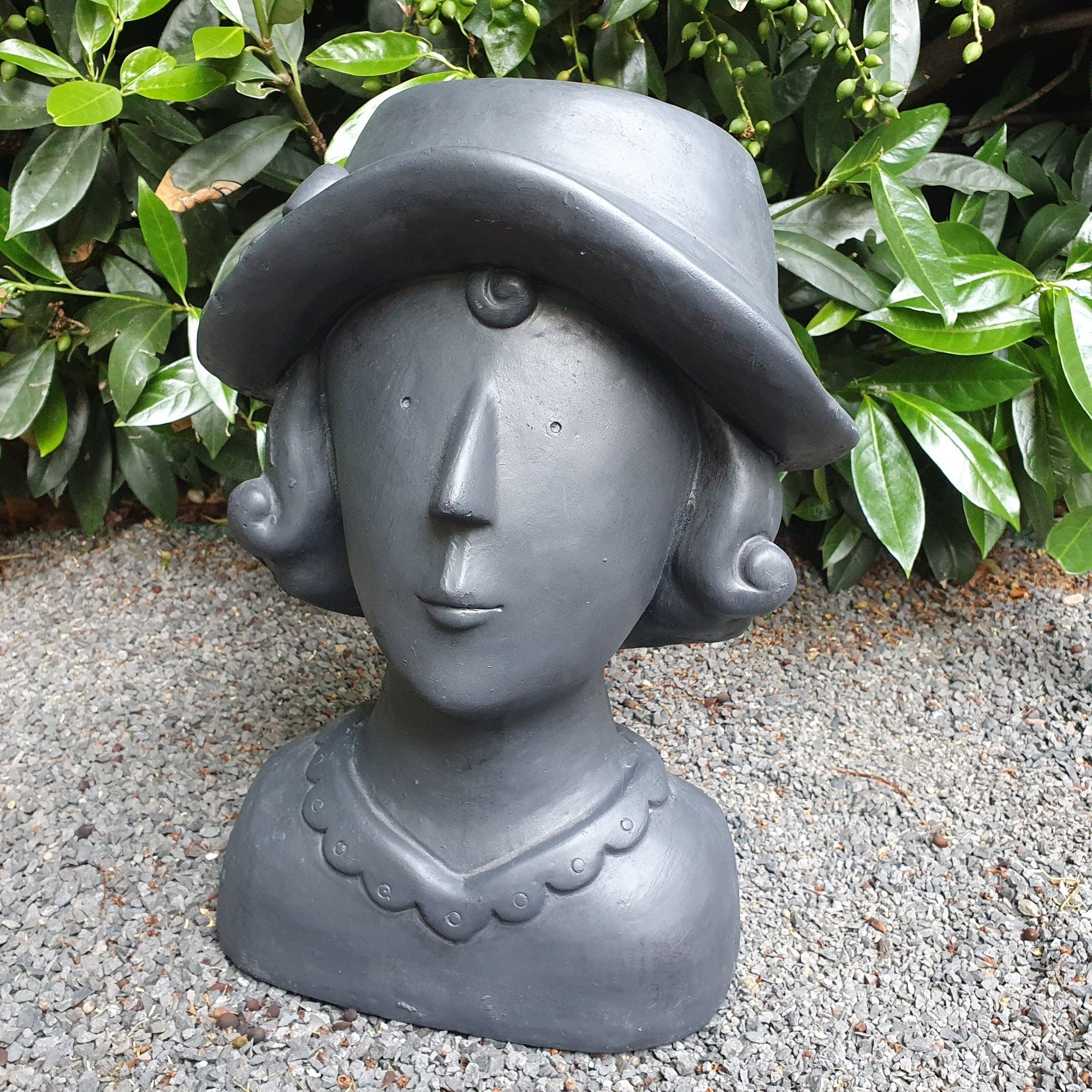 Aspinaworld Gartenfigur Eine Dame als Blumentopf 37 cm wetterfest Gartendeko