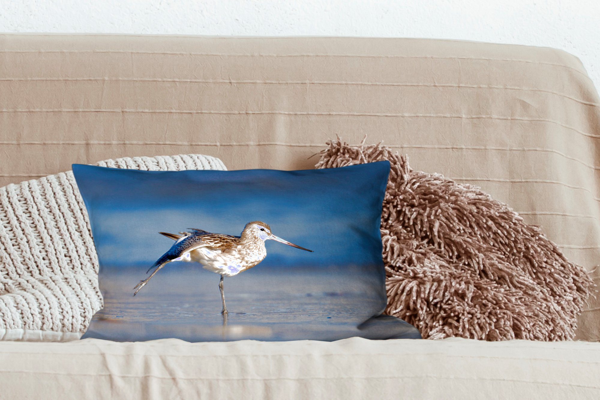 MuchoWow Dekokissen Uferschnepfe streckt Dekokissen Zierkissen, Wohzimmer Dekoration, aus, Schlafzimmer Füllung, mit Strand ihre am Flügel