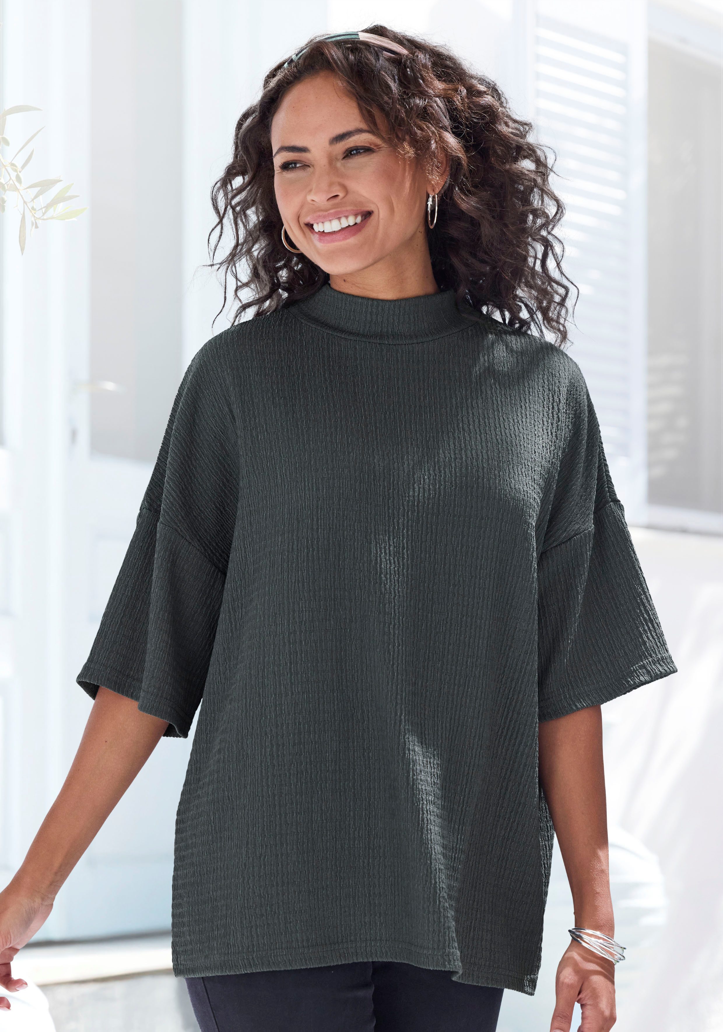 LASCANA Kurzarmshirt mit Stehkragen aus bügelfreier Crêpe-Qualität