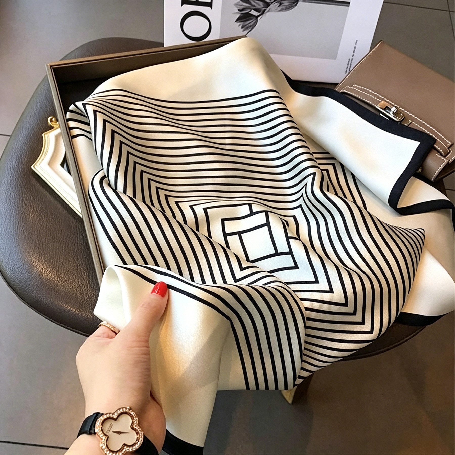 Mutig Modetuch Nickituch,Damen Herren Seidentuch, Punkte-Muster, Modetuch, (weiches Satin Tuch für Frühling & Sommer, Mode, vielseitiges, Bandana, Kopftuch, 70x70cm), für Büro, Abend oder Alltag, Alltag, Reisen und Geschenkideen