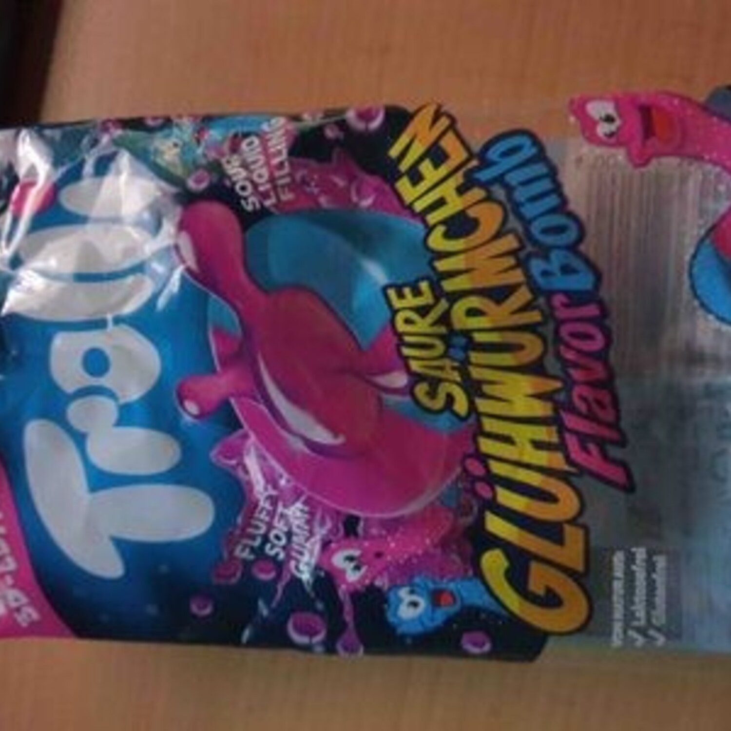 TROLLI Süßigkeit, 1 x 75 g, Sour Glowworms Flavor Bomb