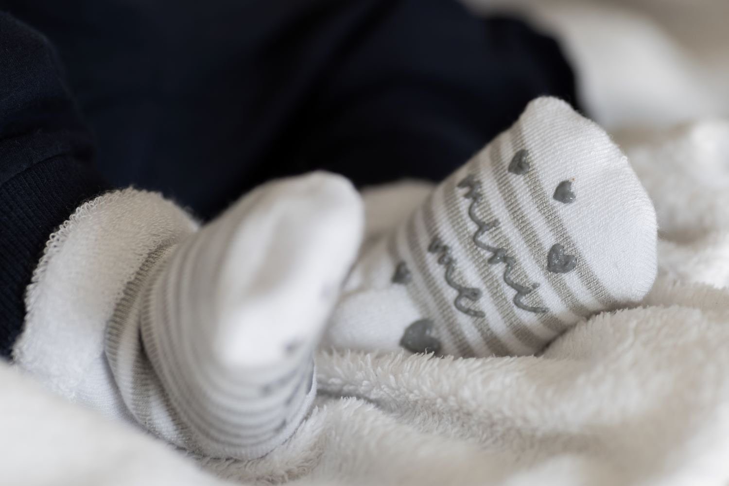 melovely Haussocken Bambus-Socken für Mama & Baby "Mami me & Mini me", Geschenk Schwangere (2-Paar-Set, 2-Paar, 1 Paar für Mama, 1 Paar für Baby, Partnerlook) Mit Aufschrift "Mami-me" und Mini-me"