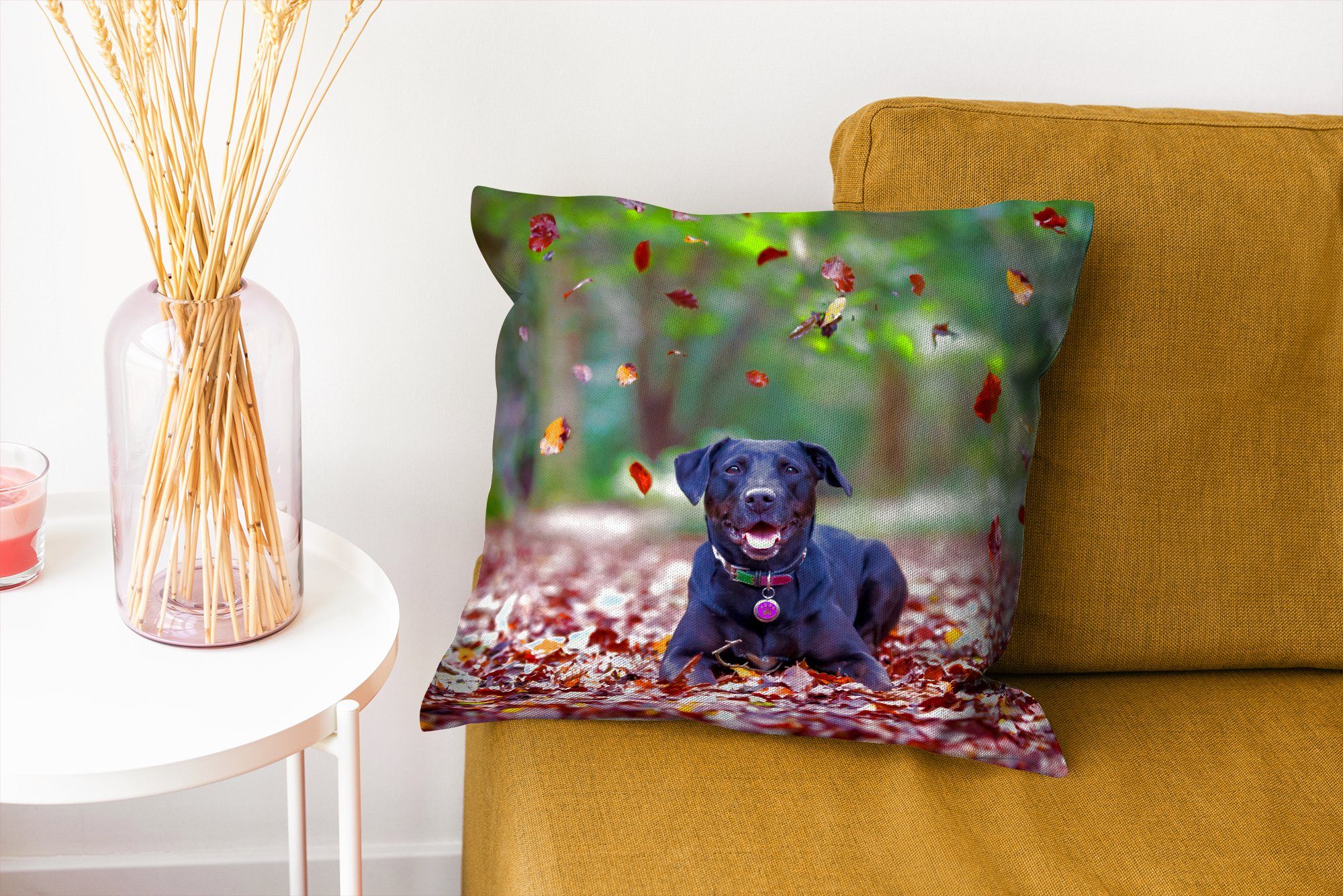 Labrador inmitten liegend, Retriever Sofakissen Dekokissen Wohzimmer, Zierkissen schöner Schwarzer Herbstblätter MuchoWow Schlafzimmer, mit für Füllung Deko,